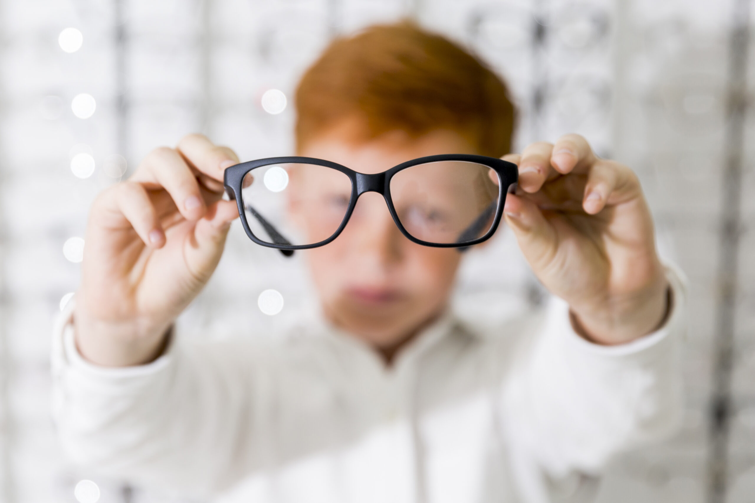 Przymierzanie odpowiednich okularów u okulisty